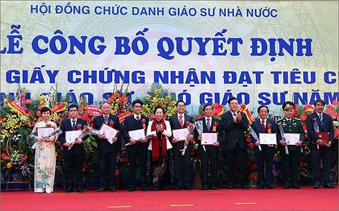 Một trong những lễ công bố quyết định công nhận các nhà giáo đạt chức danh GS, PGS