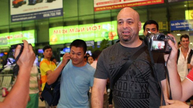 Ông Flores đi đến đâu lại "gióng trống, khua chiêng" đến đó