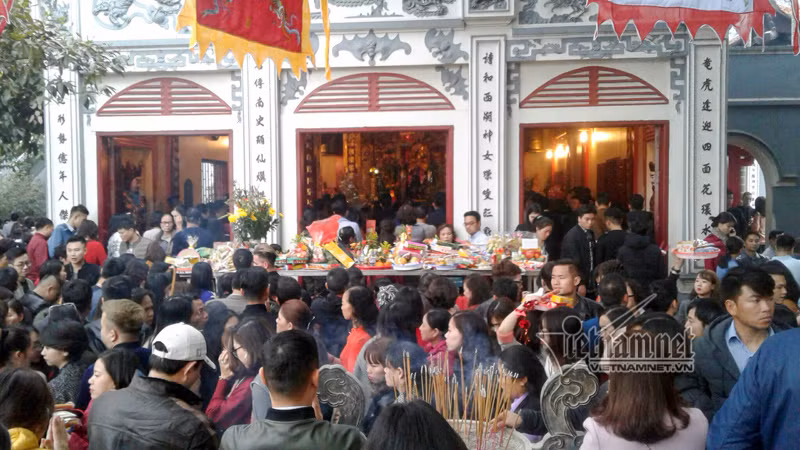 Tết Nguyên Tiêu ở Việt Nam lại bắt nguồn từ việc đồng áng của cư dân nông nghiệp lúa nước và văn hóa Phật giáo. Ảnh: VietNamNet