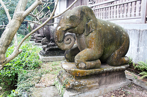 Các linh thú có tư thế quỳ chầu trước cửa Tam Bảo. Ảnh: Quang Chiến