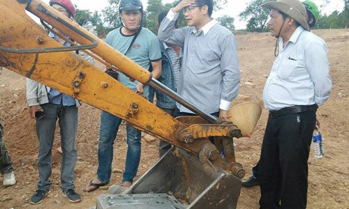 Con cháu Nguyễn Phước tộc tìm ra tấm bia lăng mộ vợ vua Tự Đức bị san ủi. Ảnh: Điền Quang.