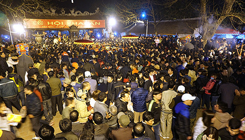 Du khách thập phương đến đền Trần để xin lộc ấn. Ảnh: Việt Linh.