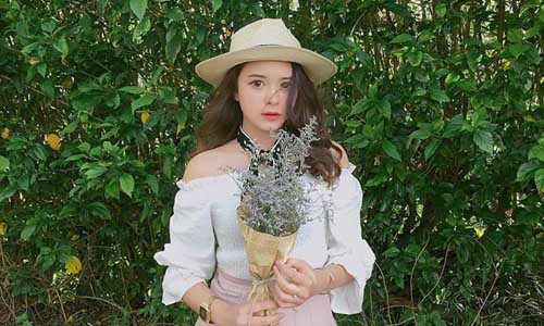 Khánh Uyên xinh đẹp, được đánh giá là có biểu cảm khuôn mặt phù hợp với nghề mẫu ảnh.