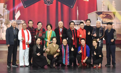 Thôi Minh Vỹ (mặc đồ trắng) và đoàn phim "Tây du ký" tái ngộ sau hơn 30 năm.