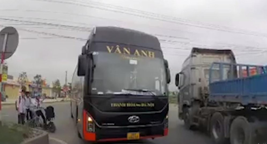 Hình ảnh xe khách đi ngược chiều