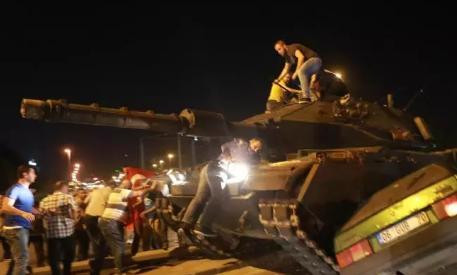 Xe tăng đảo chính nghiền nát ô tô