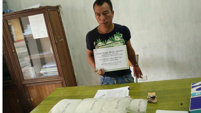 Đối tượng Dũng cùng tang vật tại Biên phòng Tân Thanh. Ảnh: DC