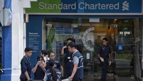 Cảnh sát phong tỏa hiện trường vụ cướp ngân hàng. Ảnh: STRAITS TIMES