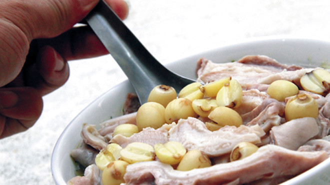 Dạ dày lợn hầm hạt sen rất tốt cho người sa dạ dày, sa tử cung.