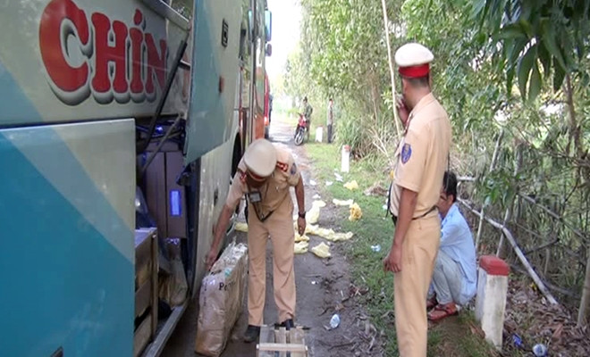 CSGT phát hiện xe khách vận chuyển nhiều loại vũ khí quân dụng.