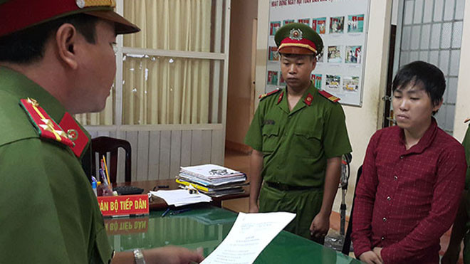 Công an thị xã Long Mỹ (Hậu Giang) đọc lệnh bắt tạm giam đối với Sang (áo ca-rô).