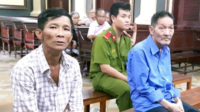 Bị cáo Hiền (trái) và Vững tại tòa. Ảnh: Tân Châu