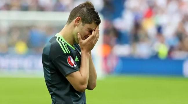 Việc mặc áo xám-đen mang tới vận đen cho xứ Wales