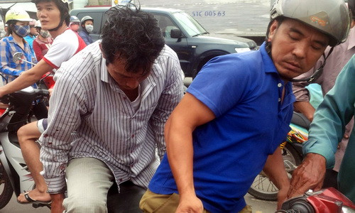 Hàng chục người khống chế kẻ trộm giữa đường