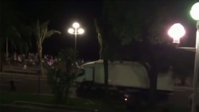 Tung mình bám vào xe tải, cố ngăn thảm sát Pháp