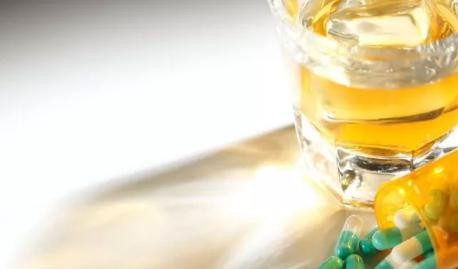 Vì sao cần kiêng bia rượu khi uống thuốc?