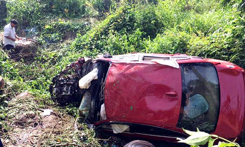 Phần đầu ôtô BMW bị bẹp dúm. Ảnh: BH.Y