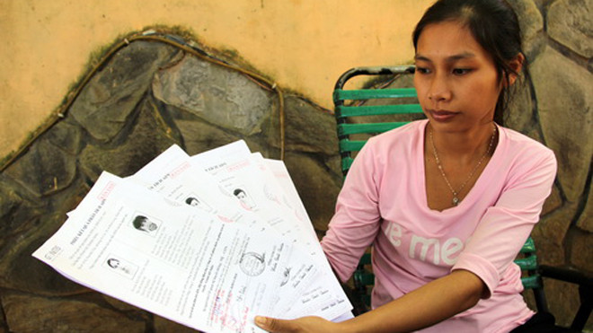 Người mẹ với kết quả xét nghiệm ADN chứng minh việc bệnh viện trao nhầm con gái 3 năm trước. Ảnh: Phước Tuấn