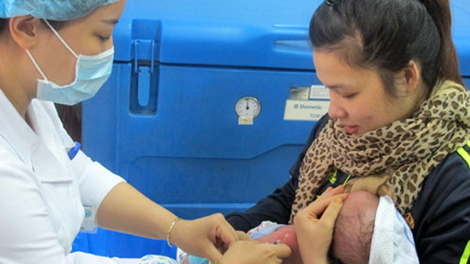 Tiêm văcxin chứa thành phần bạch hầu là cách phòng bệnh cho trẻ hiệu quả nhất. Ảnh minh họa: N.Phương.