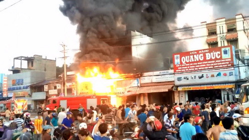 Đám cháy bùng lên dữ dội. Ảnh: Cắt từ clip Facebook H.Q