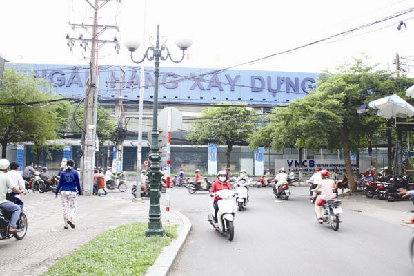 Trước khi ngồi vào ghế Chủ tịch Hội đồng quản trị Ngân hàng Xây dựng, ông Danh chưa từng kinh doanh ngân hàng. Ông kinh doanh vật liệu xây dựng.