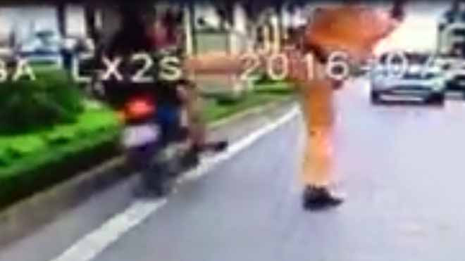 Công an Hà Nội đang xác minh thông tin cho rằng CSGT đạp ngã người vi phạm