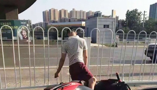 Tư thế chết kỳ lạ của người đàn ông. Ảnh: SCMP