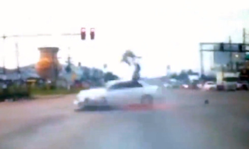 Ô tô húc văng hai người đi xe máy lên không chết thảm