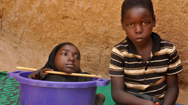 Haruna và em trai. Ảnh: Barcroft.