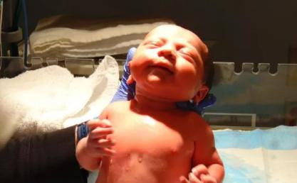 Sau khi lấy và đông lạnh mô buồng trứng từ 11 năm trước, người phụ nữ đã được cấy ghép lại và sinh hạ một bé trai khỏe mạnh