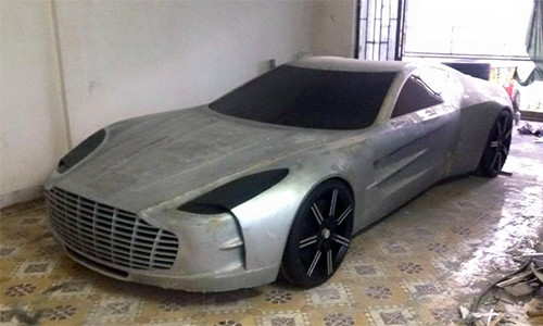 Mô hình Aston Martin One77 Police tự chế của thợ máy Việt.