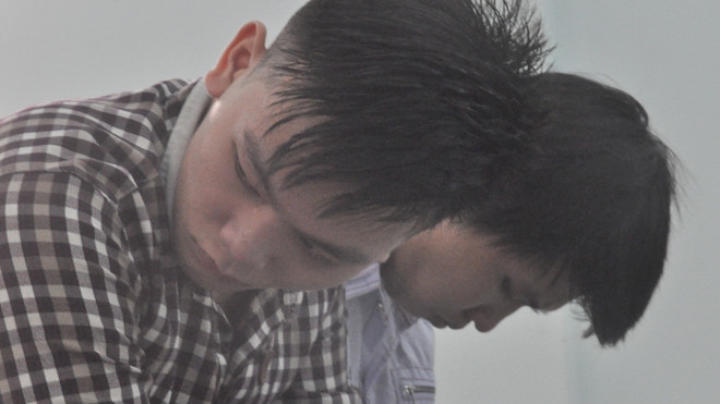 Hai bị cáo nghe TAND quận Thủ Đức (TPHCM) tuyên án tù ngày 20/7 vừa qua. Ảnh Việt Văn