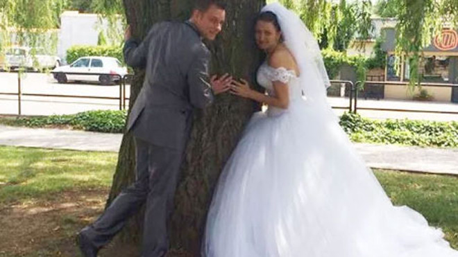 Nhờ bức ảnh cưới trên Facebook, vợ cả Simon phát hiện chồng lừa dối. Ảnh: Mirror.