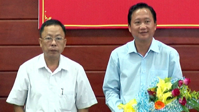 Ông Trịnh Xuân Thanh (bìa phải) nhận hoa chúc mừng được giữ cương vị phó chủ tịch UBND tỉnh Hậu Giang. Ảnh: Báo Hậu Giang.