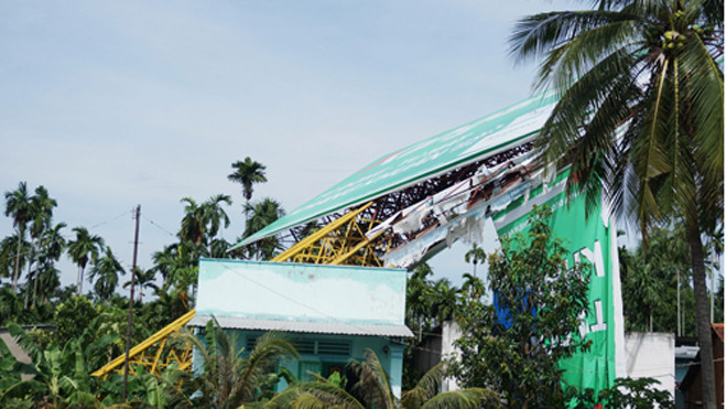 Biển quảng cáo đè vào nhà chị Lộc. Ảnh: Nguyệt Triều