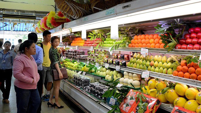 Người dân không ngại chi tiền triệu mua trái cây ngoại. Ảnh: Minh Thanh/Zing
