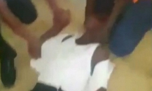 Các nữ sinh được đưa đi cấp cứu trong tình trạng co giật, ảo giác, sùi bọt mép. Ảnh: Mirror