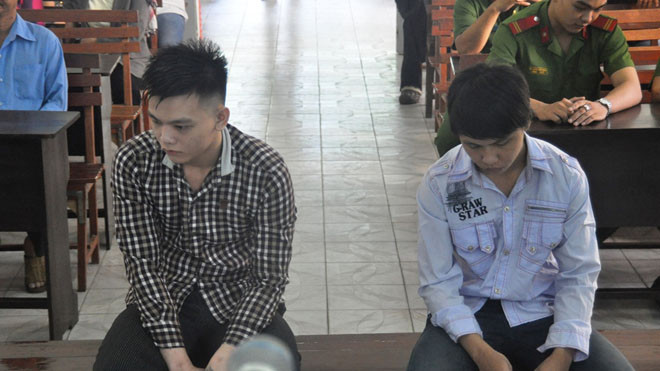 Hai bị cáo Ôn Thành Tân (phải) và Nguyễn Hoàng Tuấn tại phiên tòa. Ảnh Việt Văn