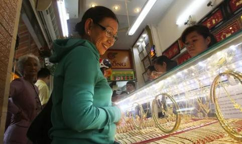 Vàng liên tục tăng giá thời gian qua, đặc biệt lo sợ về Brexit, nhiều tổ chức dự báo giá vàng sẽ còn tăng cao trong thời gian tới. Ảnh: Hoàng Triều/Người Lao động