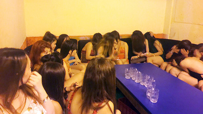 Dàn tiếp viên không có hợp đồng của nhà hàng. Ảnh: Quốc Thắng. 