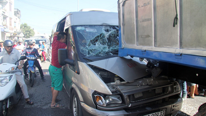 Chiếc ôtô hư hỏng, dính chặt vào xe tải sau cú tông. Ảnh: Xuân Ngọc
