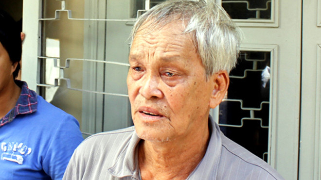 Ông Bùi khóc nghẹn sau phiên xử. Ảnh: Xuân Thắng. 