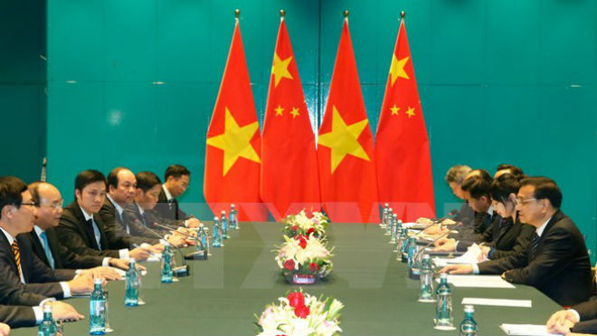 Thủ tướng Chính phủ Nguyễn Xuân Phúc gặp song phương Thủ tướng Trung Quốc Lý Khắc Cường bên lề Hội nghị Cấp cao Á-Âu lần thứ 11. (Ảnh: Thống Nhất/TTXVN)