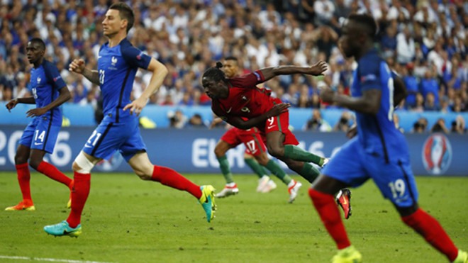 Pha đi bóng và dứt điểm dũng mãnh đúng chất một cầu thủ châu Phi của Eder định đoạt số phận trận đấu quan trọng nhất của giải vô địch châu Âu. Ảnh: Reuters. 