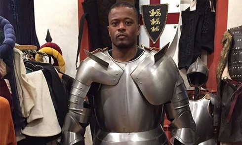 Evra trông như hiệp sĩ trung cổ trong bộ giáp sắt. Ảnh: Patrice Evra.