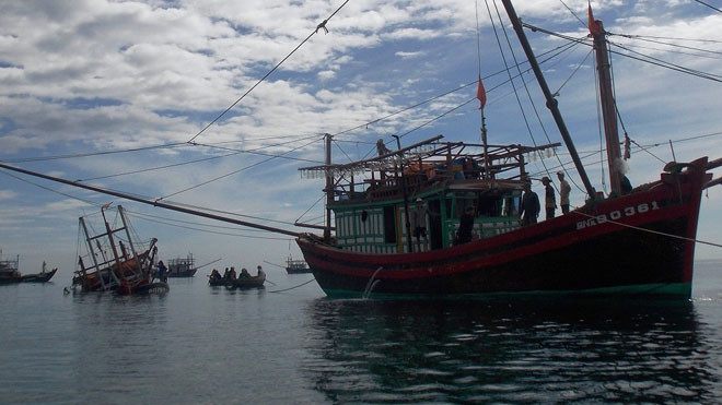 Các tàu bạn lai dắt tàu cá bị nạn vào bờ