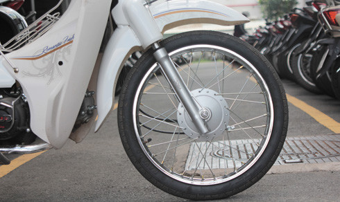 Phuộc giảm chấn thủy lực phía trước một chiếc Honda Cub. 