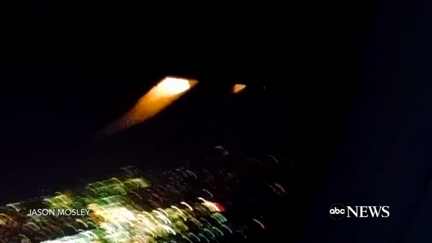 Động cơ tóe lửa, máy bay Mỹ chở gần 140 người hạ cánh khẩn