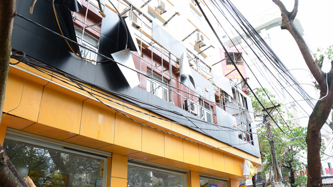 Biển quảng cáo của Trung tâm Thế giới Di động trên đường Trần Hưng Đạo bị bão phá hỏng.