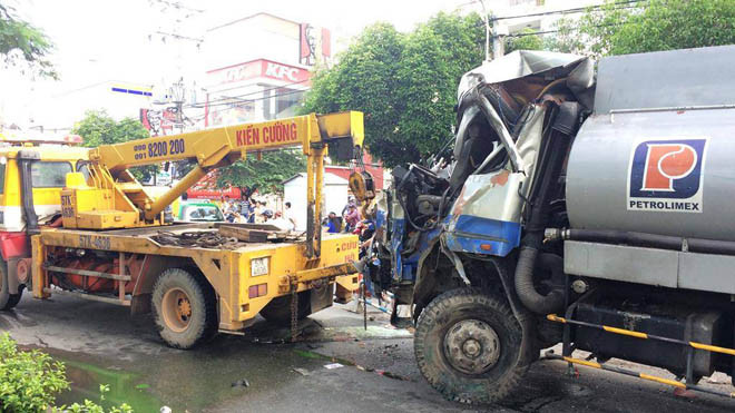 Chiếc xe bồn biến dạng sau cú tông.